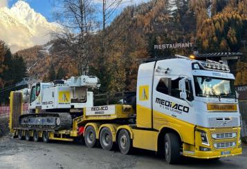 VOLVO FH4 8x4 mit 4achs BROSHUIS Tieflader "Mediaco" 